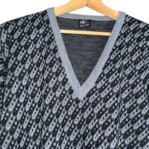 Italian Maglifico Jelly Fish v-neck wool blend sweater with geometric design